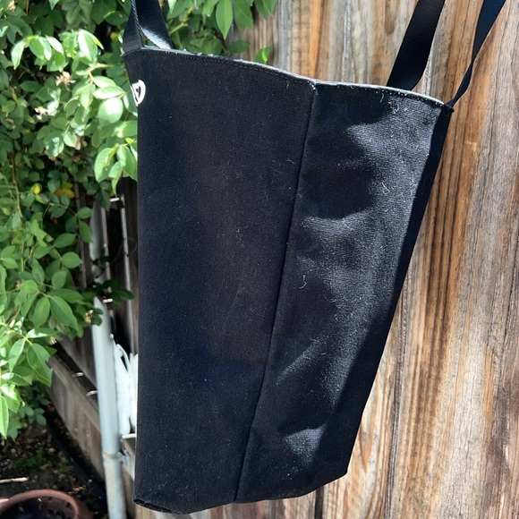 KARL LAGERFELD PARIS TOTE BAG.🖤 - Picture 5 of 17